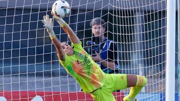 Misa Rodríguez realiza una parada durante el partido del Real Madrid ante el Madrid CFF.