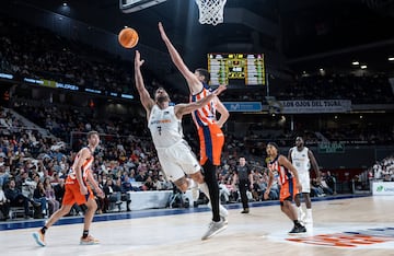 Facundo Campazzo rompe la defensa del Leyma Coru?a.