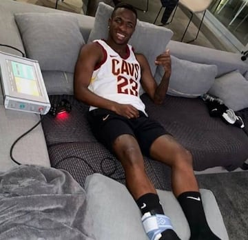 Vinicius, recuperándose en su casa de la lesión con el equipamiento que le ha dado el Real Madrid.