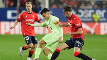 Barcelona's Spanish midfielder #08 Pedri (C) and Osasuna's Spanish midfielder #10 Aimar Oroz vie for the ball during the Spanish league football match between CA Osasuna and FC Barcelona at El Sadar stadium in Pamplona on September 28, 2024. (Photo by Cesar Manso / AFP)