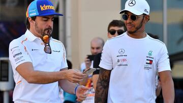 Fernando Alonso y Lewis Hamilton en Abu Dhabi 2018. 