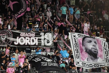 Aficionados del Inter Miami CF ondean una bandera con el rostro del defensa.