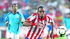 <b>LUCHADOR. </b>Sinama corre a por un balón en el Vicente Calderón.