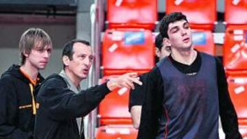 <b>DEBUTA. </b>El técnico Maldonado da órdenes a Batista en el entrenamiento de ayer del Fuenlabrada.