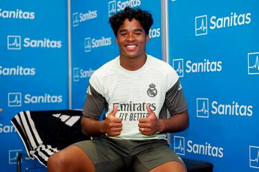 El brasileño, ahora lesionado, pasa el reconocimiento médico con el Real Madrid con la duda de si saldrá cedido. 