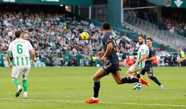 Pase magistral de Brahim Díaz a la espalda de la zaga verdiblanca, encontró el desmarque de Bellingham, que en su mano a mano con Rui Silva, definió a la perfección para hacer el 0-1 en el Benito Villamarín.