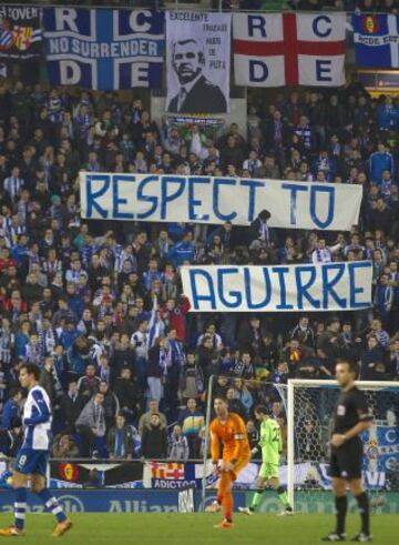 Pancarta de los seguidores pidiendo respeto para su entrenador Javier Aguirre.