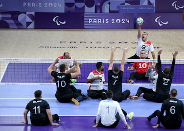 Elsayed Moussa Saad Moussa de Egipto saca el balón durante el partido de voleibol sentado contra Bosnia-Herzegovina.