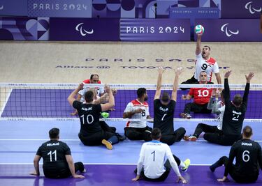 Elsayed Moussa Saad Moussa de Egipto saca el balón durante el partido de voleibol sentado contra Bosnia-Herzegovina.