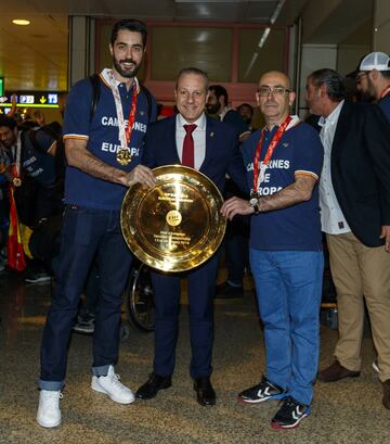 Raúl Entrerrí­os., Francisco Blázquez presidente de la Federación Española de balonmano y el seleccionador Jordi Ribera.