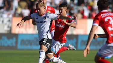 El jugador de Magallanes Julián Alfaro, derecha, disputa el balón contra Leonardo Gil de Colo Colo durante el partido de Primera División disputado en el estadio El Teniente en Rancagua.
