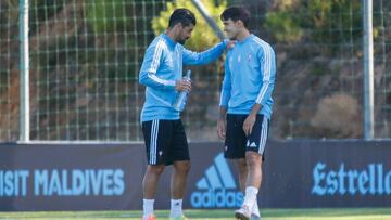 Nolito conversa con Denis Su&aacute;rez durante el primer entrenamiento del extremo andaluz con el Celta.