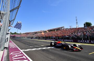 Max Verstappen cruzando en primera la posición la línea de meta del Gran Premio de Hungría de Fórmula 1.