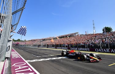 Max Verstappen cruzando en primera la posición la línea de meta del Gran Premio de Hungría de Fórmula 1.