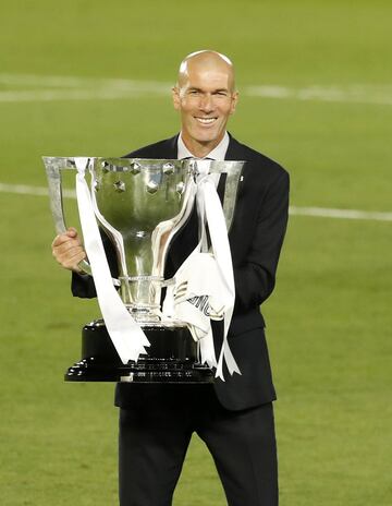 Zinedine Zidane con el trofeo de Liga.