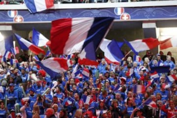 Los hinchas en el estadio de Lille para el punto de dobles de la final de Copa Davis entre Francia y Suiza en Lille.