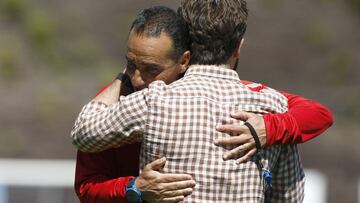 Jos&eacute; Luis Oltra se funde en un abrazo con el director deportivo del Tenerife, V&iacute;ctor Moreno