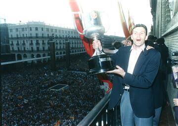 Poyet, con la Copa del Rey que ganó en el Zaragoza.