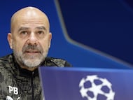 PSV Eindhoven's Dutch coach Peter Bosz speaks during a press conference on the eve of the UEFA Champions League, league phase day 6 match between PSV Eindhoven and Atletico de Madrid at the Phillips Stadium, in Eindhoven on December 8, 2025. (Photo by MAURICE VAN STEEN / ANP / AFP) / Netherlands OUT