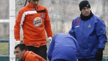 <b>TRATADO. </b>Codina, ayer, siendo atendido en el entrenamiento.