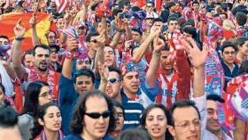 <b>CON SU EQUIPO. </b>La afición del Atlético se desplazará en masa a Oporto para estar junto a su equipo en el partido de mañana de Champions.