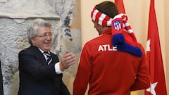 Enrique Cerezo con Antoine Griezmann en la celebraci&oacute;n del Atl&eacute;tico de Madrid de la Europa League. 