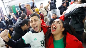 MADRID, 06/12/2022.- Aficionados marroquíes celebran la victoria en la Casa Árabe de Madrid al término del partido de octavos de final del Mundial de Qatar 2022 que ha enfrentado a Marruecos y España en Doha, Catar. EFE/Mariscal
