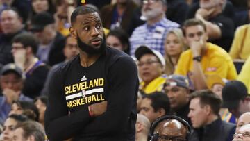 JGM14. OAKLAND (EE.UU.), 16/01/2017.- El jugador LeBron James (i) de Cleveland Cavaliers observa el juego hoy, lunes 16 de enero de 2017, durante un juego entre Cleveland Cavaliers y Golden State Warriors de la NBA, que se disputa en el Oracle Arena en Oakland, California (Estados Unidos). EFE/JOHN G. MABANGLO