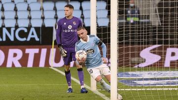 Iago Aspas corre con el balón en la mano después de batir de penalti a Álex Remiro.
