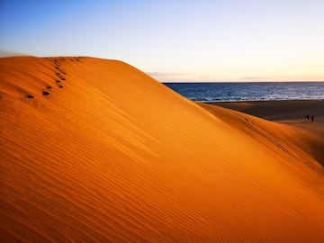 Se trata de una playa de arena clara, al abrigo de las corrientes oceánicas y con suaves temperaturas, ideal tanto para tomar el sol placenteramente como para practicar todos los deportes náuticos. Por no hablar de sus paisajes submarinos repletos de vida y atractivos contrastes.