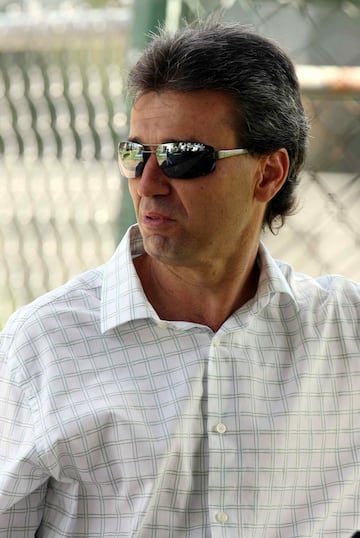 Debutando dos años después que su hermano, el "chepo" de la Torre, Néstor jugó en Chivas desde 1984 y hasta 1989. Consiguió con su hermano y su primo, "Yayo" de la Torre,el título de liga en la temporada 1986-1987.
En su faceta de directivo, logró nuevamente levantar el título de liga en 2006 con Chivas, él como directivo y "chepo" como técnico.
