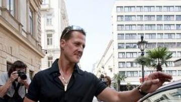 <b>DE VISITA. </b>Schumacher se pasó por el hospital para ver a Massa.