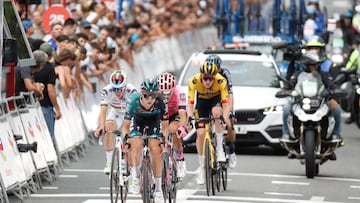 El ciclista ruso del Bora Hansgrohe Aleksandr Vlasov lidera un grupo de escapados durante la disputa de la Clásica Ciclista de San Sebastián este sábado.