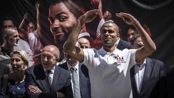 French basketball player Tony Parker (R) and French Interior Minister Gerard Collomb (L) attend the the laying of the first stone of Tony Parker Adequat Academy on June 29, 2018, in Lyon. / AFP PHOTO / JEAN-PHILIPPE KSIAZEK