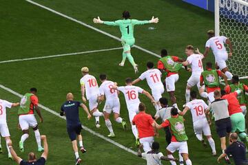 Yann Sommer y la selección de Suiza celebran la clasificación para los cuartos de final tras ganar a Francia en la tanda de penaltis.