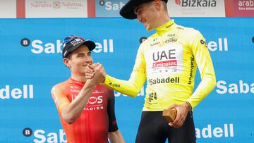 Carlos Rodríguez y Juan Ayuso se saludan en el podio de la Itzulia.