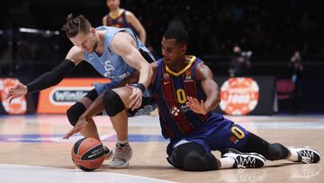 St. Petersburg (Russian Federation), 09/10/2020.- Mateusz Ponitka (L) of BC Zenit in action against Brandon Davies (R) of FC Barcelona during the Euroleague basketball match between BC Zenit St. Petersburg and FC Barcelona in St. Petersburg, Russia, 09 October 2020. (Baloncesto, Euroliga, Rusia, San Petersburgo) EFE/EPA/ANATOLY MALTSEV