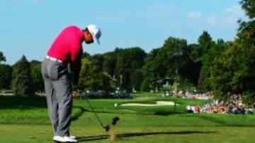 FAVORITO. Tiger Woods la golpea desde el tee en una vuelta de pr&aacute;cticas en el East Course de Oak Hill.