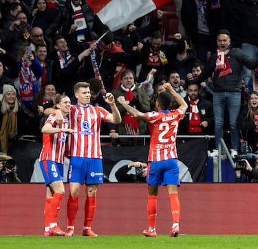 2-0. Alexander Sörloth celebra el segundo tanto con Conor Gallagher y Reinildo.