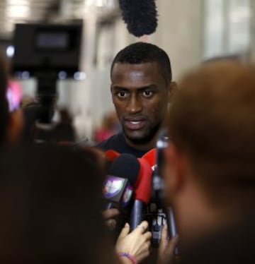 El colombiano Jackson Martínez, delantero del Atlético de Madrid, se fotografía con aficionados a su llegada esta tarde al aeropuerto Adolfo Suárez-Barajas de Madrid. Martínez ha sido traspasado desde el Porto a cambio de la cantidad de su cláusula de rescisión, 35 millones de euros.