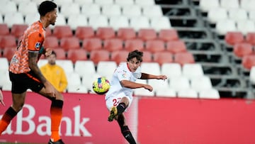 Carlos Álvarez, en la acción de su golazo.