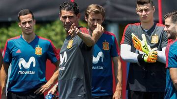 MUN119. KRASNODAR, 26/06/2018.- El entrenador de la selecci&oacute;n de Espa&ntilde;a, Fernando Hierro (c), conversa con sus jugadores durante el entrenamiento de hoy en Krasnodar (Rusia), tras el encuentro disputado ayer ante Marruecos que signific&oacute; la clasificaci&oacute;n de Espa&ntilde;a a los octavos de final, donde deber&aacute; enfrentar a la selecci&oacute;n de Rusia en el mundial de Rusia 2018. EFE/Javier Etxezarreta