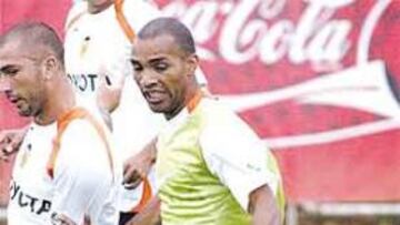 <b>TOMA DE CONTACTO. </b>Regueiro conoció ayer a sus nuevos compañeros.