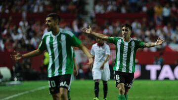 Felipe Gutiérrez, durante el derbi y con Ceballos en primer plano.