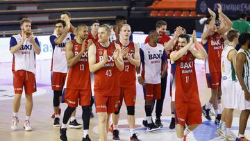 Los jugadores del Baxi Manresa celebran la victoria ante el Coosur Betis.