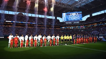 En 2017 se jugó el segundo amistoso entre el Madrid y el Barcelona y se jugaba por primera vez en Estados Unidos. Formaba parte del torneo veraniego Internacional Champions Cup y era un deseo de los organizadores: Stephen Ross, dueño de los Miami Dolphins y de la empresa que organizaba dicho torneo, explicó el choque como “la oportunidad de mostrar a dos de los equipos más célebres de la historia del deporte. Es la razón por la que este torneo se creó. Esperamos ansiosos celebrar este momento con nuestros fans y toda la ciudad de Miami”. Y razón no le faltó: se vendieron hasta seis veces más entradas que en cualquier otro partido anterior de la International Champions Cup (el registro se estableció finalmente en 66.014 entradas). Se celebró en el Hard Rock Stadium de Miami y finalizó con triunfo azulgrana por 3-2. Por parte de los blaugranas marcaron Messi, Rakitic y Piqué, mientras que Kovacic y Asensio lo hicieron por parte madridista. Ambos equipos mostraron su estado de forma días antes de medirse en la Supercopa: y ahí el Madrid fue superior a los azulgrana en los dos encuentros...