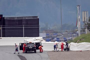 Austria 2 volvió a deparar otra imagen escalofriante cuando Maverick se vio obligado a tirarse en marcha de su Yamaha a 220 por hora al quedarse sin frenos. El piloto español tuvo la sangre fría de soltarse de su M1 y dejarse caer para deslizar por el suelo sin que le pasara nada. Así evitó estamparse contra las protecciones, tal como pasó con su moto y que se puso a arder y quedó destrozada. El final de carrera fue de infarto, con Miller y Pol jugándosela en la última vuelta, saliéndose ambos en la última curva y aprovechando Oliveira sus coladas para lograr la victoria. 