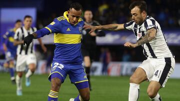 Boca Juniors' Colombian Sebastian Villa (L) vies for the ball with Talleres de Cordoba's  Matias Catalan (R) during their Argentine Professional Football League Tournament 2022 match at La Bombonera stadium in Buenos Aires, on July 16, 2022. (Photo by ALEJANDRO PAGNI / AFP)