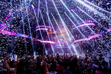 La Fórmula 1 ha dispuesto todo para que el GP de Las Vegas de este fin semana sea una fiesta por todo lo alto, sobre todo fuera de la pista. Y buena muestra de ello es el show que montó Red Bull en una discoteca de la ciudad de Nevada para mostrar la decoración especial de su RB19, que bajó del techo entre una lluvia de confeti. 