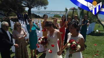 La futbolista del Sporting de Huelva Sandra Castello y la delegada del conjunto andaluz Leyre Serrano el día de su boda